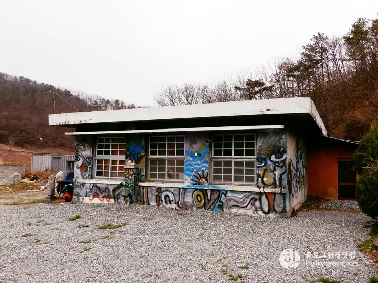 청주 가볼만한곳, 마동창작마을: 폐교에서 예술공간 카페로 변신